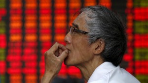 An investor looks at an electronic board showing stock information at a brokerage house in Shanghai, China, July 10, 2015. Chinese stocks rose strongly for a second day on Friday, buoyed by a barrage of government support measures, but worries persist about the long-term impact that four weeks of stock market turmoil may have on the world's second-largest economy. REUTERS/Aly Song      TPX IMAGES OF THE DAY      - RTX1JTDV