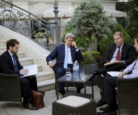 U.S. Secretary of State John Kerry (C) and State Department Chief of Staff Jon Finer (L) meet with members of the U.S. delegation at the garden of the Palais Coburg hotel where the Iran nuclear talks meetings are being held in Vienna, Austria July 10, 2015. Iran and major powers gave themselves until Monday to reach a nuclear agreement, their third extension in two weeks, as Tehran accused the West of throwing up new stumbling blocks to a deal. REUTERS/Carlos Barria - RTX1JX4V