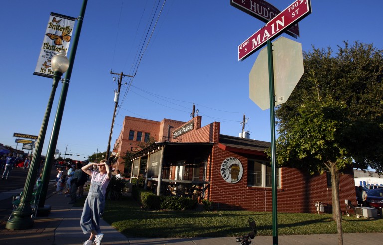 Mary Wickman watches the homecoming parade pass by along Main Street in Grapevine, Texas October 9, 2008. At one intersection of Wall Street and Main Street, retailers and shoppers say America's economic woes are spurring new patterns in consumer behavior. Picture taken October 9, 2008.  REUTERS/Jessica Rinaldi (UNITED STATES) - RTX9EGO