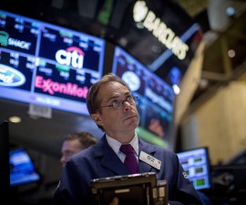 Traders work on the floor of the New York Stock Exchange August 21, 2015. REUTERS/Brendan McDermid  - RTX1P37V