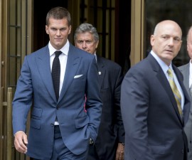 New England Patriots quarterback Tom Brady exits the Manhattan Federal Courthouse in New York, August 31, 2015. The National Football League and its players union failed to reach a settlement in their dispute over New England quarterback Tom Brady's four-game "Deflategate" suspension despite weeks of talks, leaving a federal judge to resolve the issue in the coming days. Following a final round of unsuccessful private discussions, U.S. District Judge Richard Berman said at a brief court hearing on Monday that he will likely decide whether to uphold or throw out the suspension within one or two days. REUTERS/Brendan McDermid - RTX1QGPG