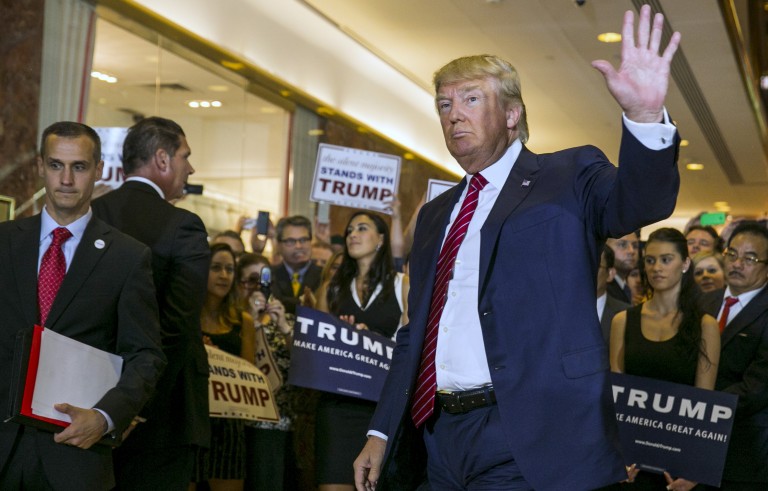 U.S. presidential hopeful Donald Trump waves after a press availability after signing a pledge with the  Republican National Committee (RNC) at Trump Tower in Manhattan, New York September 3, 2015. Republican front-runner Donald Trump on Thursday bowed to pressure from the party establishment and signed a pledge not to run as an independent candidate in the November 2016 presidential election.   REUTERS/Lucas Jackson  - RTX1QZDH