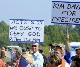 Supporters rally at the Carter County Detention Center for Rowan County clerk Kim Davis, who remains in jail for contempt of court in Grayson, Kentucky September 5, 2015. Around 200 supporters gathered outside a Kentucky jail on Saturday to support a county clerk held there for defying a federal judge's order to issue marriage licenses to same-sex couples. REUTERS/Chris Tilley - RTX1R9H0