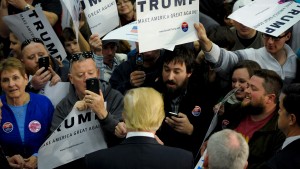 U.S. Republican presidential candidate Donald Trump greets supporters and signs autographs after a campaign stop in Spencer, Iowa December 5, 2015. REUTERS/Mark Kauzlarich - RTX1XCP2