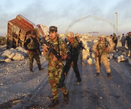 Iraqi security forces gather to advance towards the centre of Ramadi city, December 25, 2015. Iraqi troops who have fought their way deep into the Islamic State stronghold of Ramadi were consolidating their positions on Friday ahead of a planned final assault to capture the city. Picture taken December 25, 2015.  REUTERS/Stringer     FOR EDITORIAL USE ONLY. NO RESALES. NO ARCHIVE. - RTX202L8