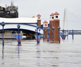 The Mississippi River is pictured flooding parts of downtown St. Louis, Missouri December 31, 2015.  Missouri and Illinois were bracing for more flooding on Thursday as rain-swollen rivers, some at record heights, overflowed their banks, washing out hundreds of structures and leaving thousands of people displaced from their homes.  REUTERS/Kate Munsch - RTX20O4W