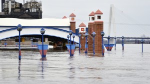 The Mississippi River is pictured flooding parts of downtown St. Louis, Missouri December 31, 2015.  Missouri and Illinois were bracing for more flooding on Thursday as rain-swollen rivers, some at record heights, overflowed their banks, washing out hundreds of structures and leaving thousands of people displaced from their homes.  REUTERS/Kate Munsch - RTX20O4W