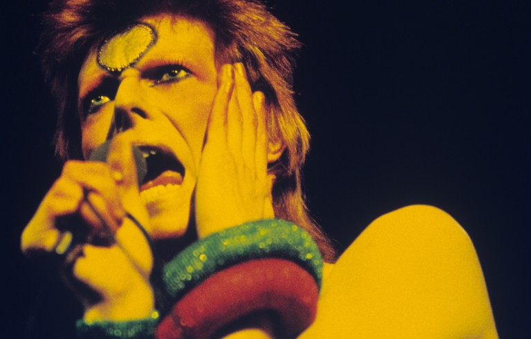 LONDON - MAY 12: David Bowie performs live on stage at Earls Court Arena on May 12 1973 during the Ziggy Stardust tour (Photo by Gijsbert Hanekroot/Redferns)