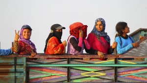 Syrians who fled recent fighting in Aleppo ride on a truck in the south of Aleppo Province, Syria, October 19, 2015. REUTERS/Ammar Abdullah - RTS7PI2