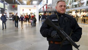 A German police secures the main train station in Munich, Germany, January 1, 2016.  REUTERS/Michaela Rehle - RTX20PL3