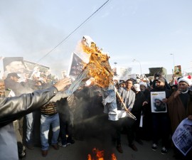 Supporters of Shi'ite cleric Moqtada al-Sadr burn an effigy of King Salman of Saudi Arabia during a demonstration against the execution of Shi'ite Muslim cleric Nimr al-Nimr in Saudi Arabia, in Baghdad, Iraq January 4, 2016. REUTERS/Thaier Al-Sudani - RTX20ZHK