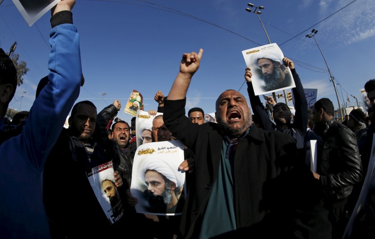 Supporters of Shi'ite cleric Moqtada al-Sadr protest against the execution of Shi'ite Muslim cleric Nimr al-Nimr in Saudi Arabia, during a demonstration in Baghdad January 4, 2016. REUTERS/Thaier Al-Sudani - RTX20ZVM