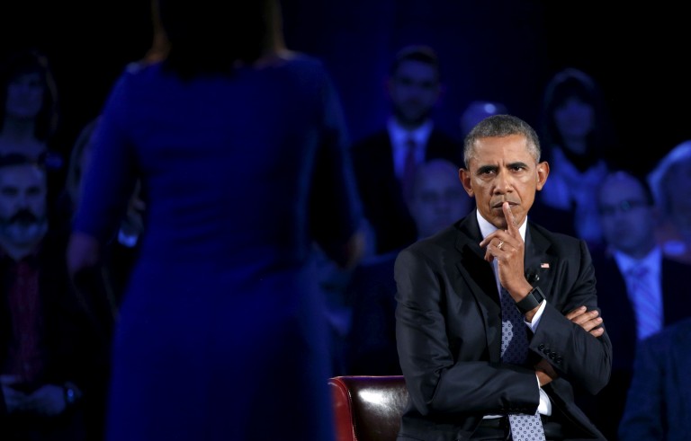 U.S. President Barack Obama listens to remarks from Taya Kyle, widow of US Navy SEAL Chris Kyle, as he participates in a live town hall event on reducing gun violence hosted by CNN's Anderson Cooper at George Mason University in Fairfax, Virginia, Jan. 7, 2016. Photo by Kevin Lamarque/Reuters
