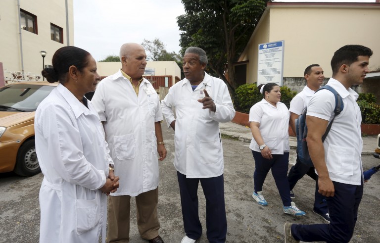 Doctors chat at the entrance of a hospital in Havana, January 8, 2016. REUTERS/Stringer EDITORIAL USE ONLY. NO RESALES. NO ARCHIVE - RTX21KJE
