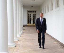 U.S. President Barack Obama walks down the colonnade from the Oval Office at The White House in Washington, January 12, 2016. REUTERS/Mary F. Calvert - RTX222SJ