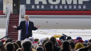 U.S. Republican presidential candidate Donald Trump speaks to supporters at a campaign rally in Dubuque, Iowa January 30, 2016. REUTERS/Rick Wilking - RTX24Q34