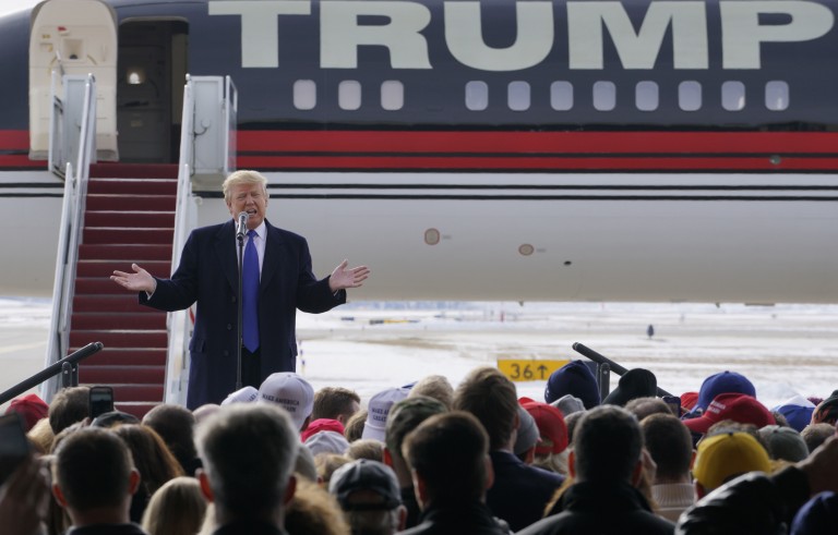 U.S. Republican presidential candidate Donald Trump speaks to supporters at a campaign rally in Dubuque, Iowa January 30, 2016. REUTERS/Rick Wilking - RTX24Q34