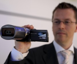 A Panasonic staff member demonstrates the a 3D camcorder during press day of the Internationale Funkausstellung (IFA) consumer electronics fair at "Messe Berlin" exhibition centre in Berlin, September 2, 2010. The IFA opens its doors to the public on September 3-8.  REUTERS/Thomas Peter (GERMANY - Tags: SCI TECH BUSINESS) - RTR2HU30
