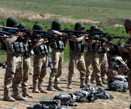 A military officer from the coalition forces (R) speaks to Kurdish Peshmerga fighters during a training session by coalition forces in a training camp in Erbil, north of Iraq, March 9, 2016.  REUTERS/Azad Lashkari - RTSA0LN