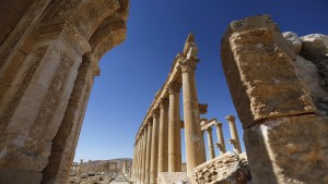 A view shows the damage at the Monumental Arch in the historical city of Palmyra, in Homs Governorate, Syria April 1, 2016. REUTERS/Omar Sanadiki SEARCH "PALMYRA SANADIKI" FOR THIS STORY. SEARCH "THE WIDER IMAGE" FOR ALL STORIES - RTSD6W2