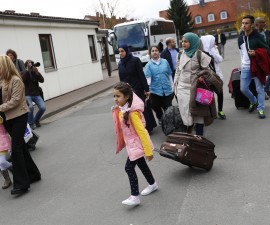 Syrian refugees arrive at the camp for refugees and migrants in Friedland, Germany April 4, 2016. The first group of Syrian refugees arrived in Germany by plane from Turkey under a new deal between the European Union and Ankara to combat human trafficking and bring migration under control, German police said on Monday.   REUTERS/Kai Pfaffenbach - RTSDI20