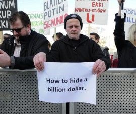 People demonstrate against Iceland's Prime Minister Sigmundur Gunnlaugsson in Reykjavik, Iceland on April 4, 2016 after a leak of documents by so-called Panama Papers stoked anger over his wife owning a tax haven-based company with large claims on the country's collapsed banks. REUTERS/Stigtryggur Johannsson - RTSDKAB