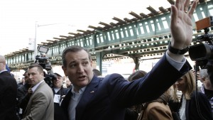 U.S. Republican presidential candidate Ted Cruz waves to a supporter as he arrives for a campaign stop at the Sabrosura restaurant in the Bronx borough of New York City, April 6, 2016.  REUTERS/Mike Segar - RTSDVZC