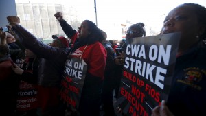 Communications Workers of America (CWA) workers striking against Verizon cheer as U.S. Democratic presidential candidate and U.S. Senator Bernie Sanders speaks to them in Brooklyn, New York April 13, 2016.  REUTERS/Brian Snyder - RTX29SS7
