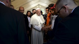 Pope Francis (C) greets migrants and refugees at Moria refugee camp near the port of Mytilene, on the Greek island of Lesbos, April 16, 2016. REUTERS/Filippo Monteforte/Pool - RTX2A7CQ