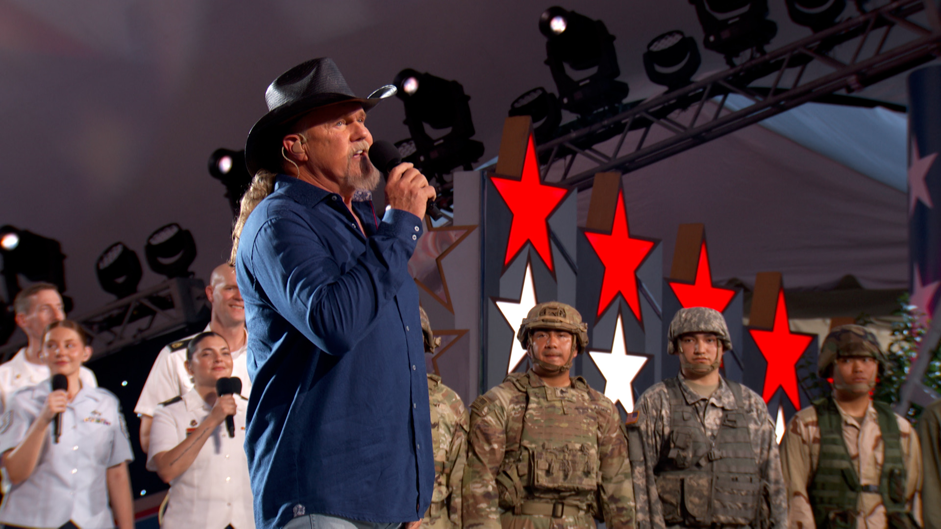 Trace Adkins Performs “Still a Soldier”