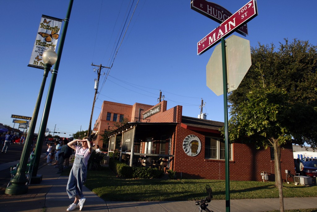 Mary Wickman watches the homecoming parade pass by along Main Street in Grapevine, Texas October 9, 2008. At one intersection of Wall Street and Main Street, retailers and shoppers say America's economic woes are spurring new patterns in consumer behavior. Picture taken October 9, 2008. REUTERS/Jessica Rinaldi (UNITED STATES) - RTX9EGO