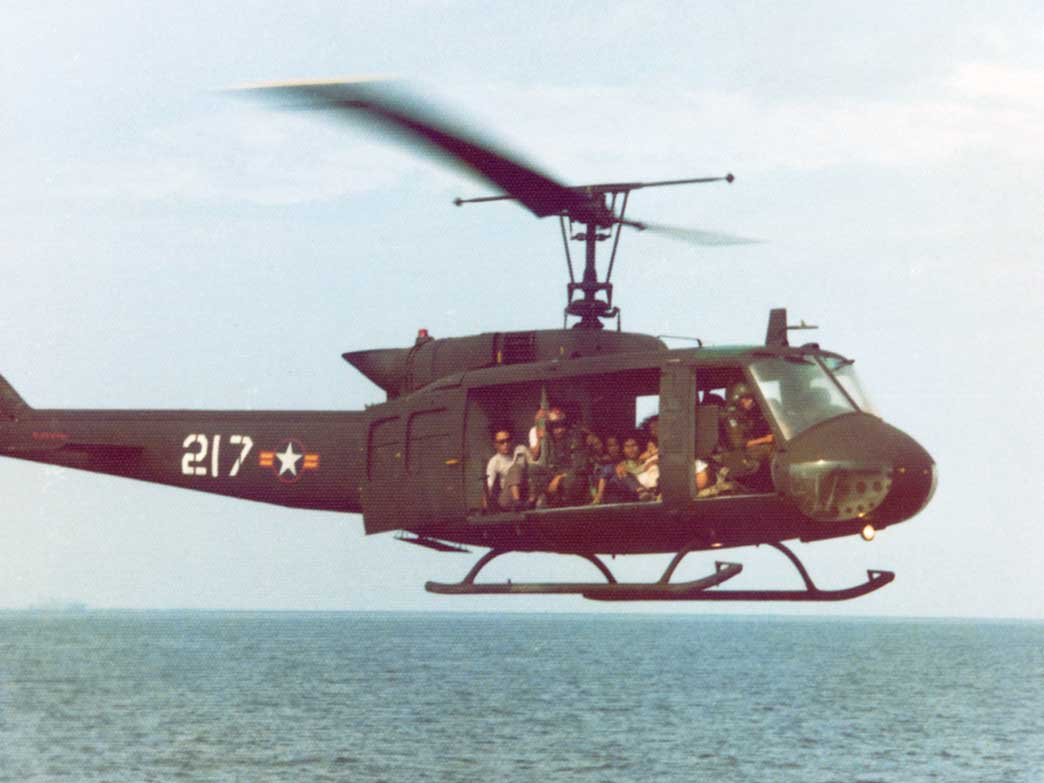 航空機・ヘリコプター No157 VF-1 WOLF PACK OP FREQUENT WIND operation_frequent_wind_03.jpg