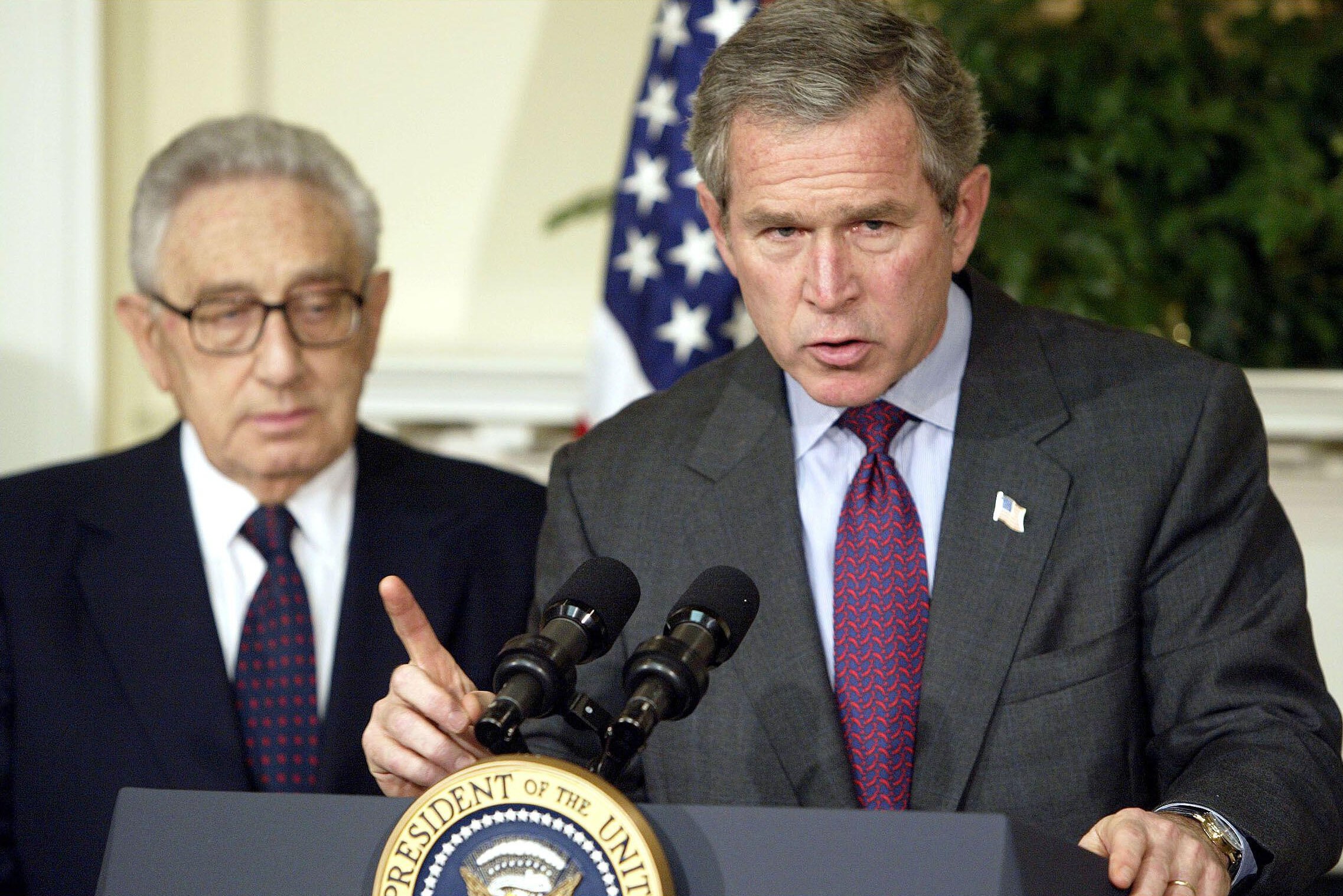 Pres. Bush signed legislation creating an independent commission to investigate the event of Sept. 11, 2001 led by former Secretary of State Henry Kissinger. Nov. 27, 2002. Alamy © Chuck Kennedy/KRT/ABACA 2DDAR58.jpg