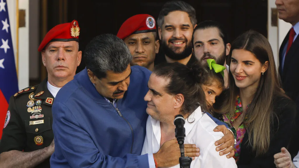 Nicolás Maduro and Alex Saab stand with Maduro's arm around Saab, with others looking on.