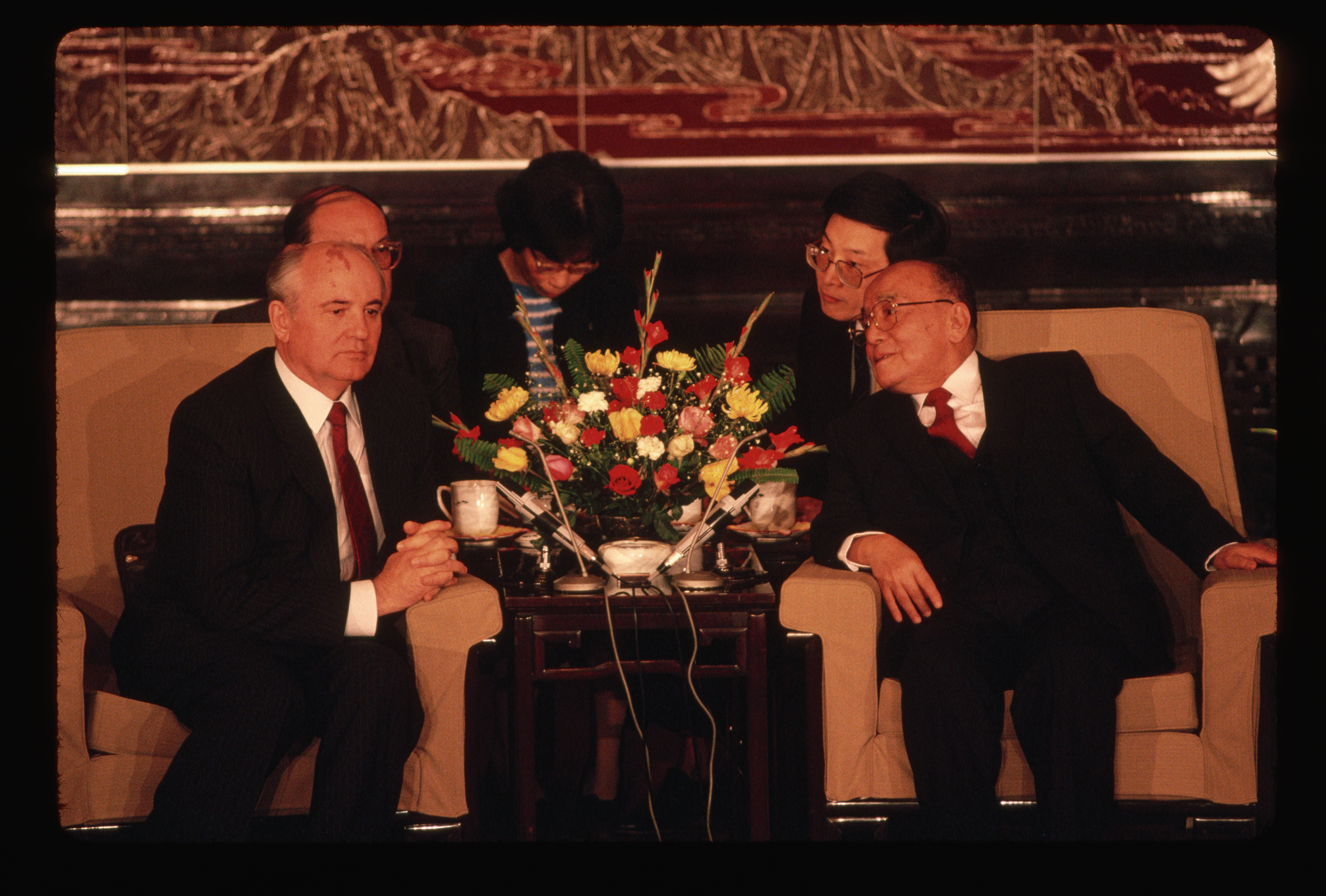 Presidents Yang and Gorbachev meet in the Great Hall of the People in Beijing.