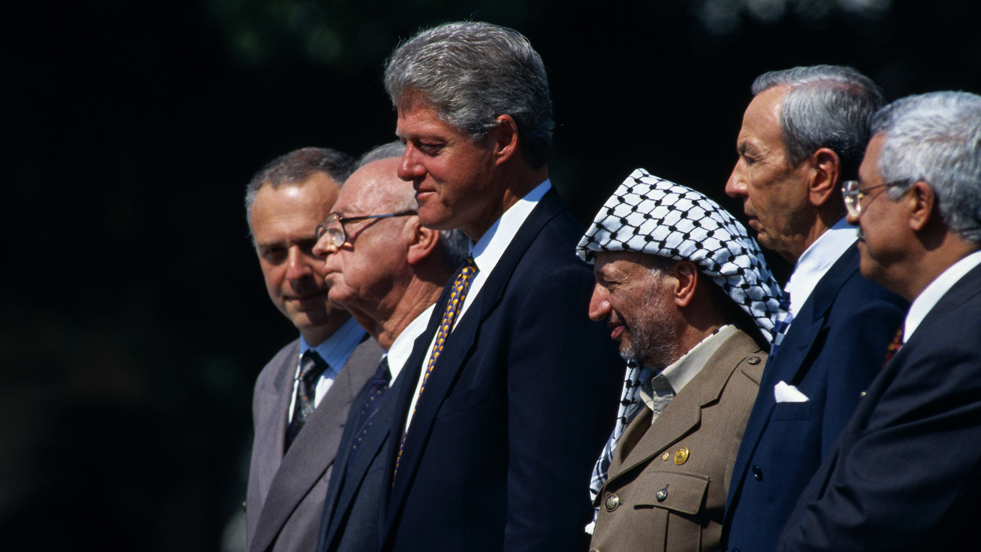 US-Präsident Bill Clinton steht zwischen dem israelischen Ministerpräsidenten Jitzchak Rabin und dem palästinensischen Führer Jassir Arafat während der Unterzeichnung des als Oslo-Abkommen bekannten Friedensabkommens am 13. September 1993.