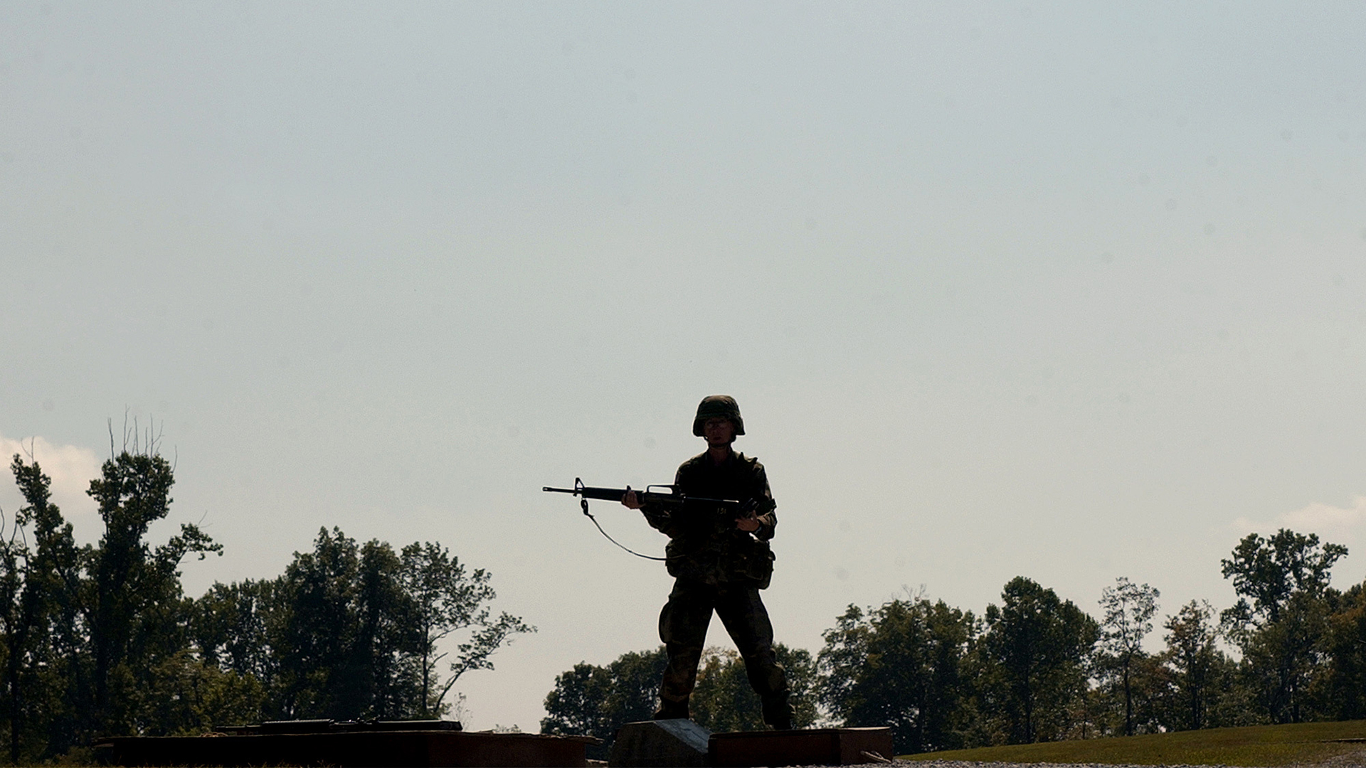 ** ADVANCE FOR MONDAY, SEPT. 27 **A soldiers stands on the firing range at Ft. Knox Wednesday, Sept. 15, 2004. The soldier is among the 26 in the first batch of recruits with prior military service going through the Army's new Warrior Transition Course, taught at Fort Knox, 40 miles south of Louisville. After four weeks here, and for some, additional training in their specialty, half will likely join Army units in Afghanistan or Iraq. (AP Photo/Ed Reinke)