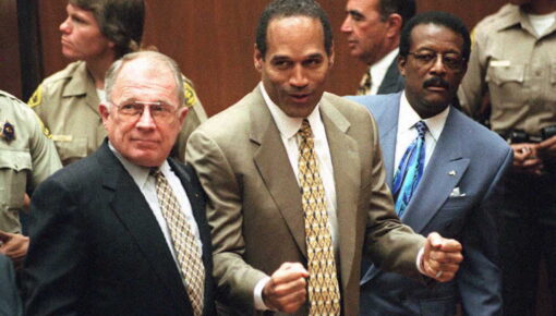 Murder defendant O.J. Simpson (C) listens to the n