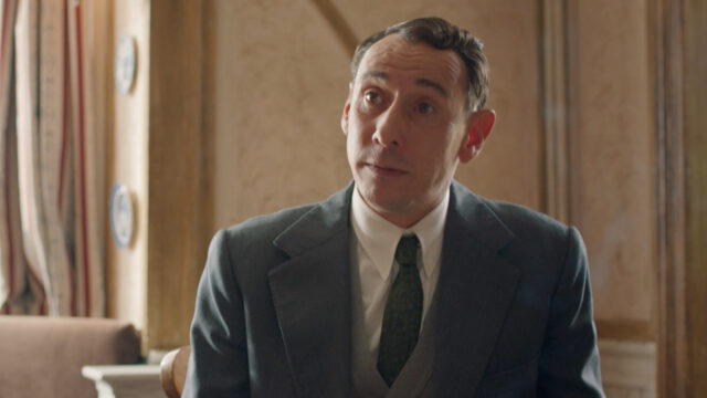 Al Weaver as Leonard Finch sitting at a pub in Grantchester Season 9