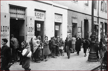 Jewish children in Warsaw ghetto