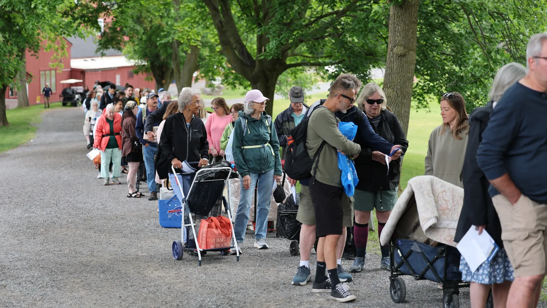 A photo of a line of guests