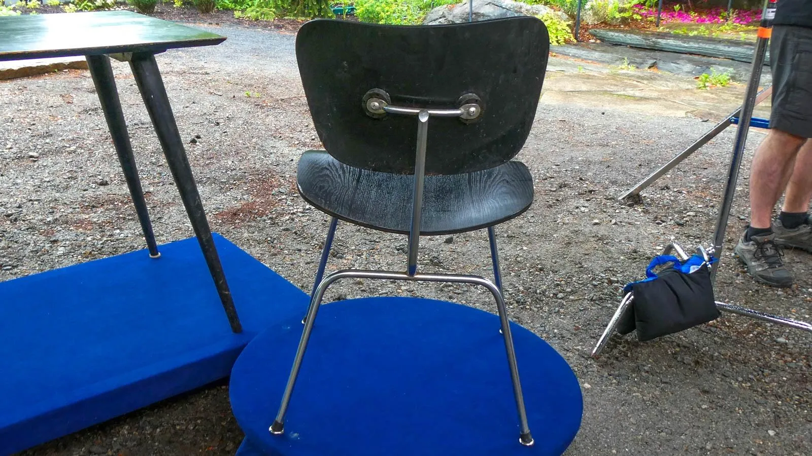 A chair sits facing backwards on a blue circular podium.