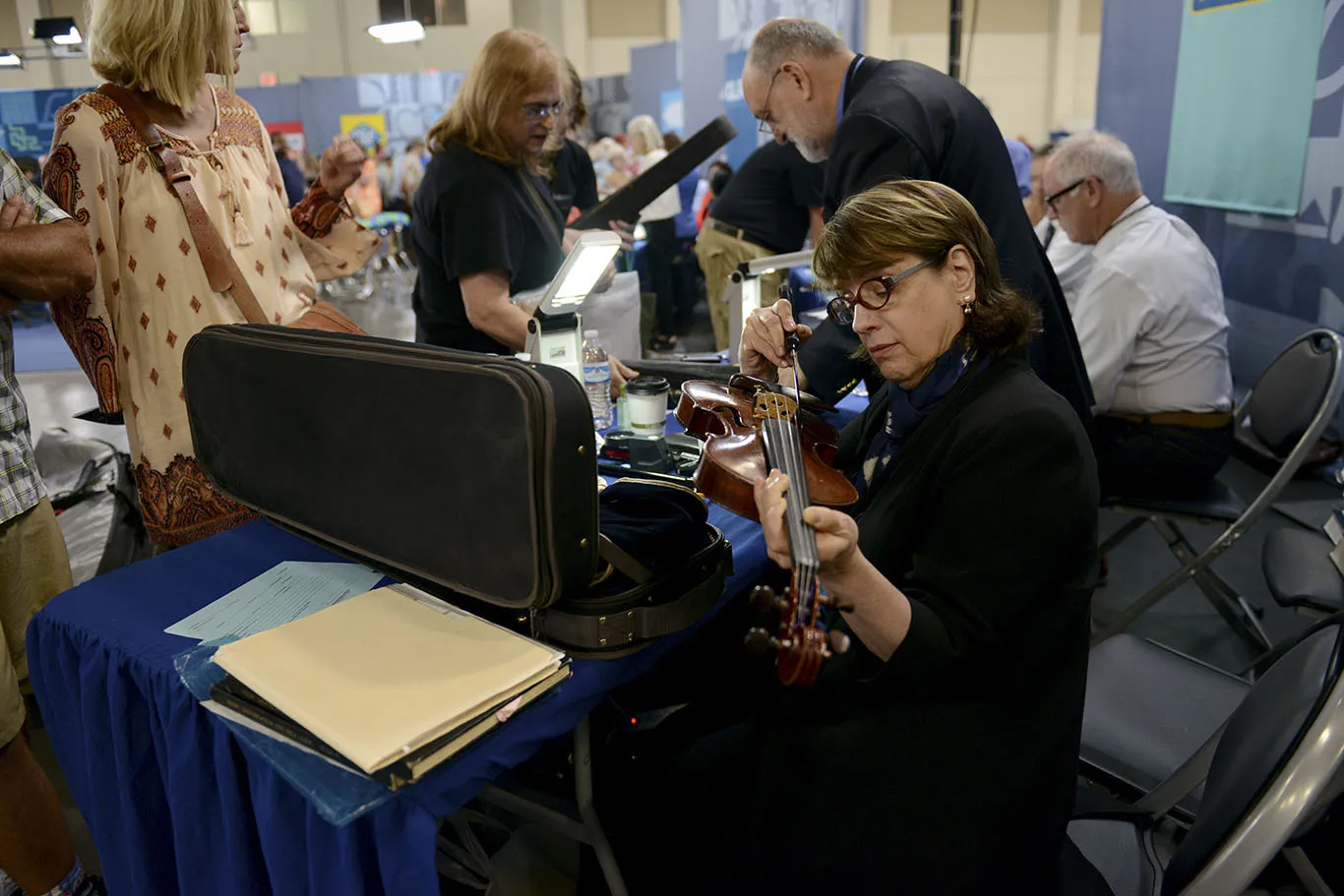 Photos from ANTIQUES ROADSHOW's June 25th appraisal event in Virginia Beach, Virginia.