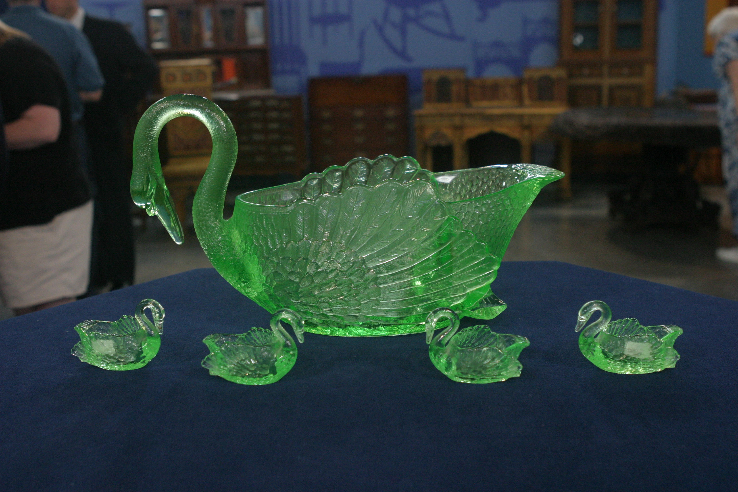 Cambridge_Glass_Company_Swans_