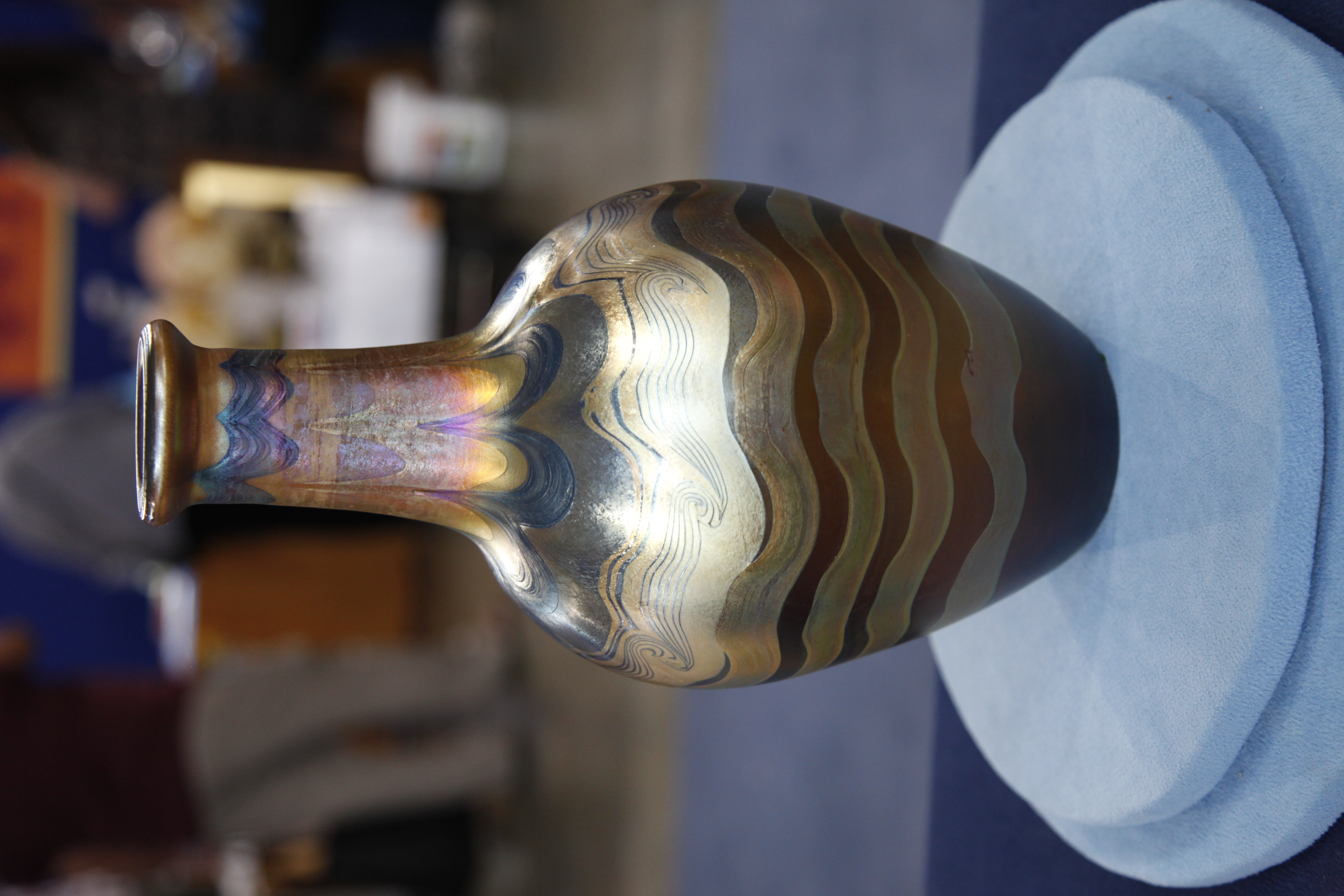 Tiffany Iridescent Vase, ca. 1900 | Antiques Roadshow | PBS  display picture 1