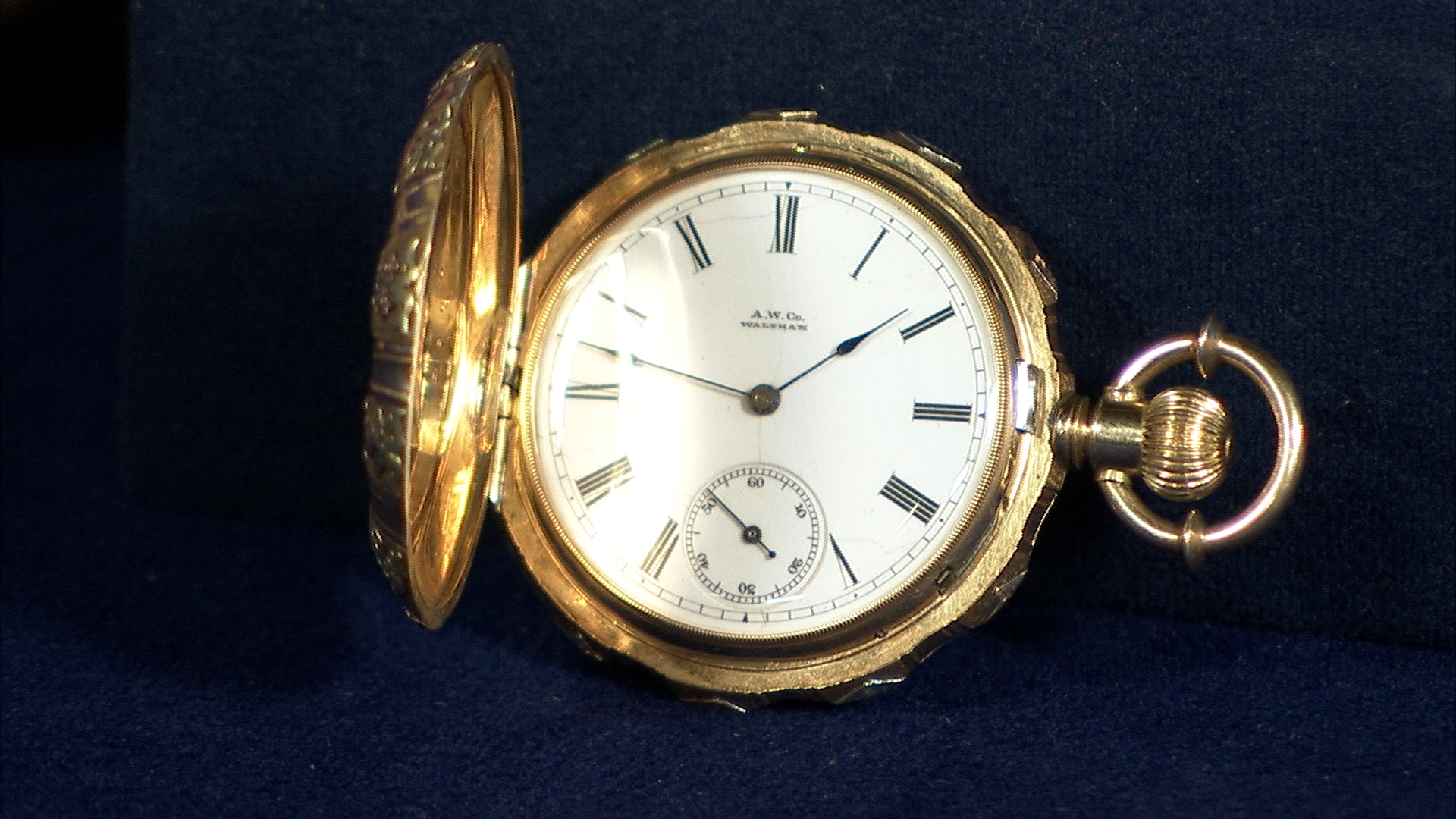gold-waltham-pocket-watch-ca-  display picture 2