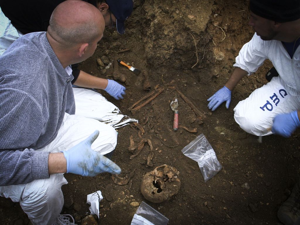 Mass grave exhumation in Bugjono, Bosnia-Herzegovina by forensic scientists of International Commission on Missing Persons. Credit: Jonathan Silvers