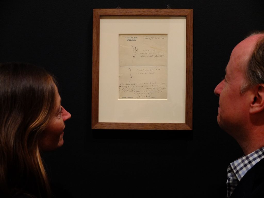 Nienke Bakker & David Faulds looking at the framed drawing by Dr. Felix Rey