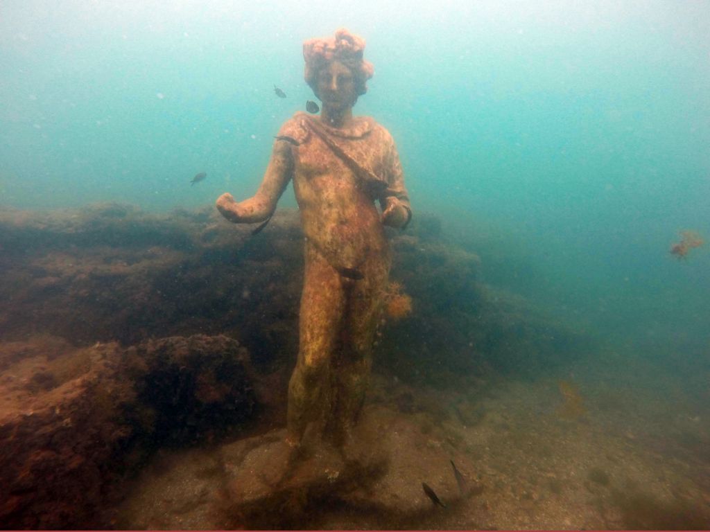 Statue in underwater