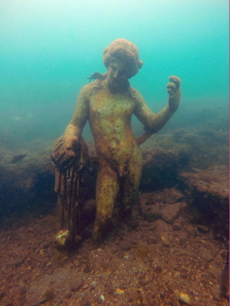 Statue in underwater